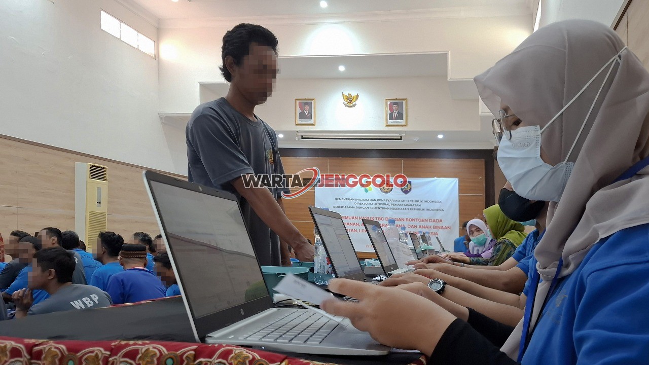 Petugas kesehatan melakukan rontgen dada terhadap warga binaan Lapas Kediri untuk skrining TBC.