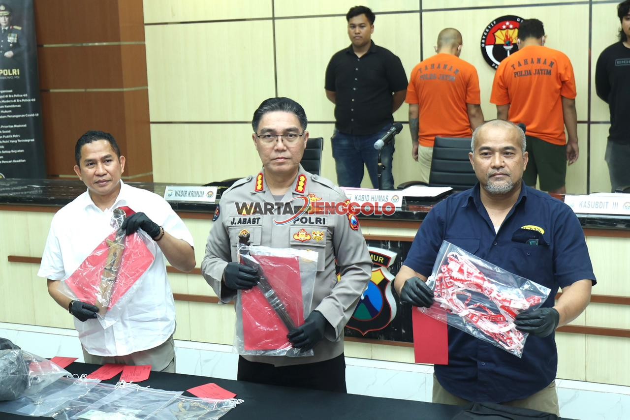 Polda Jatim merilis penangkapan sindikat pencurian bersenjata minimarket lintas provinsi.
