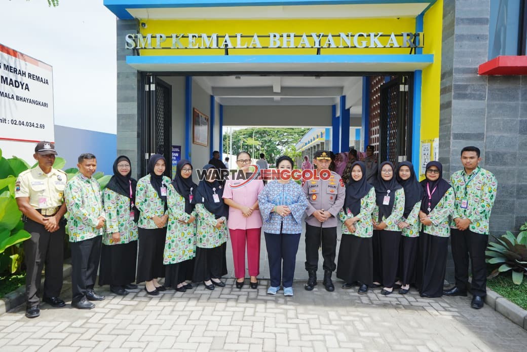 Kapolri memberikan perhatian pada pendidikan anak didik SMP Kemala Bhayangkari Karanganyar.