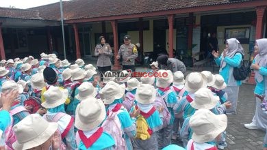 Siswa TK Darusalam Desa Tawang berkunjung ke Polsek Wates untuk belajar tertib berlalu lintas.
