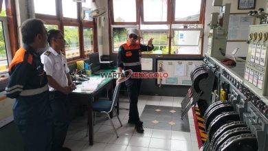 Petugas KAI Daop 7 Madiun memeriksa jalur rel kereta antara Stasiun Talun dan Garum.
