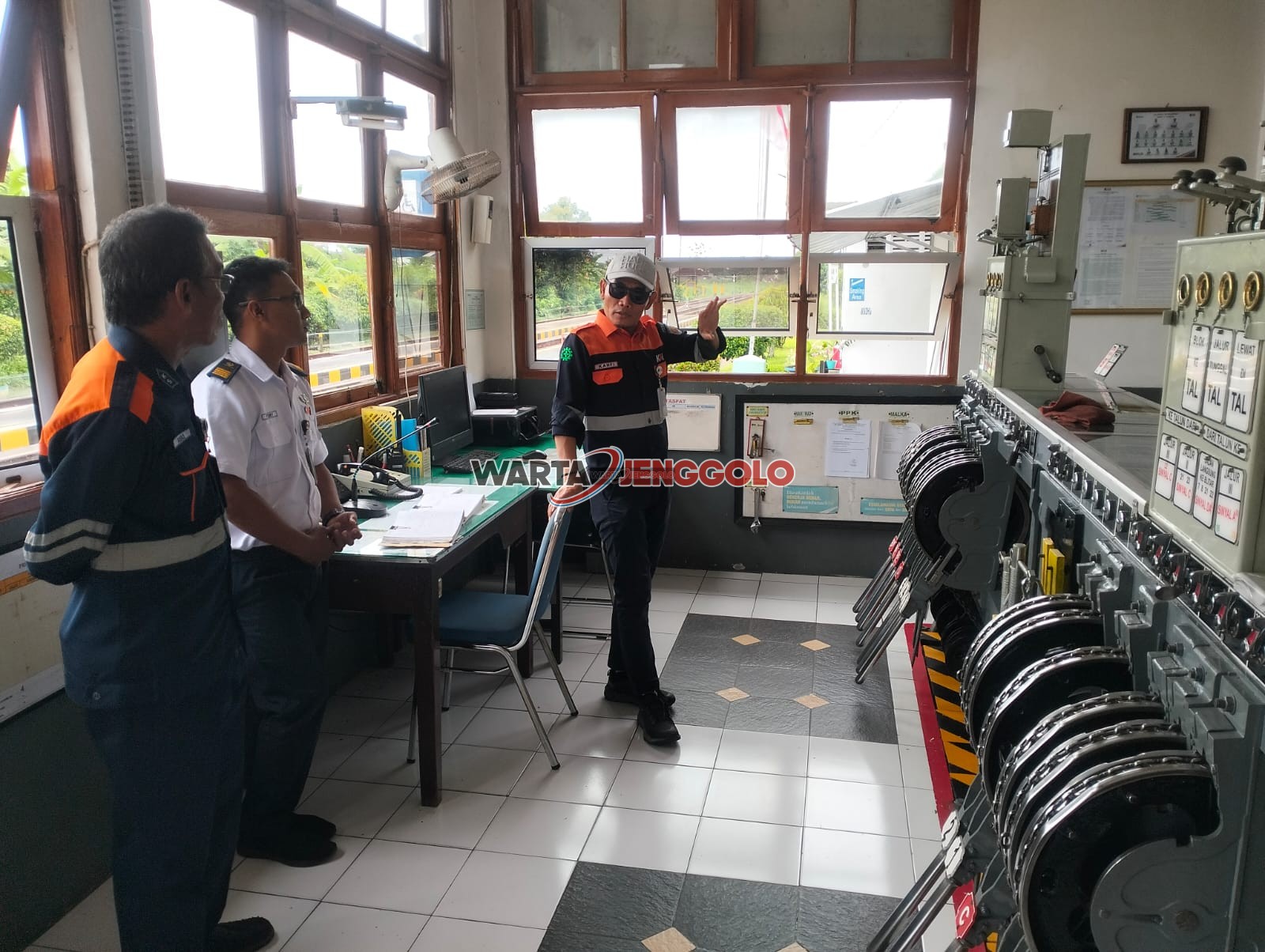 Petugas KAI Daop 7 Madiun memeriksa jalur rel kereta antara Stasiun Talun dan Garum.