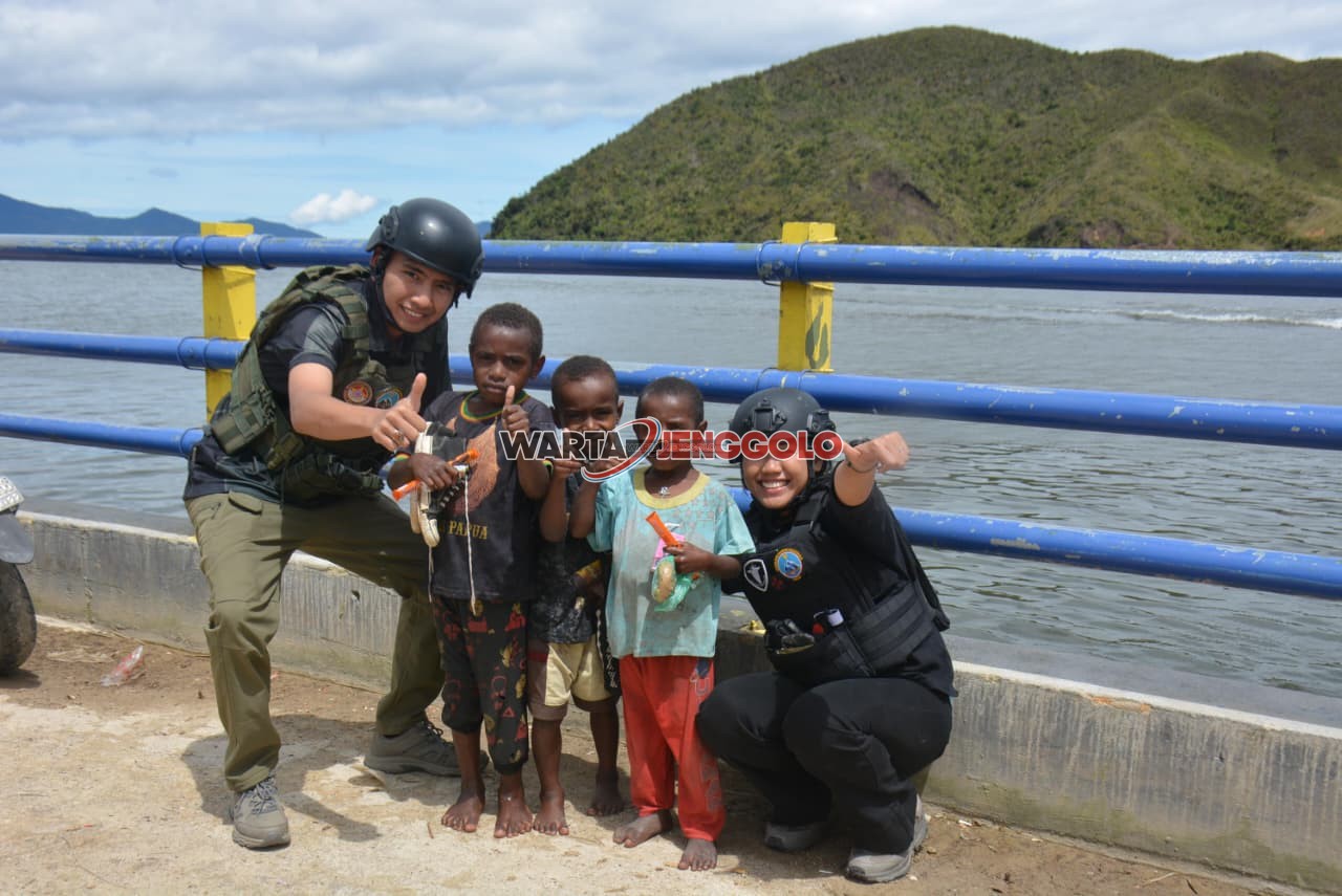 Kedekatan Polri dan masyarakat Paniai melalui kegiatan kemanusiaan Satgas Damai Cartenz.
