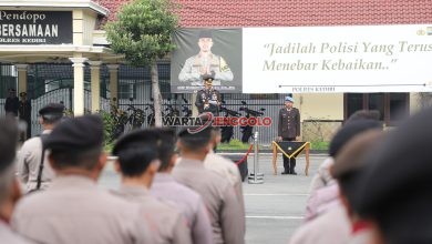 Personel Polres Kediri mengikuti upacara peringatan Hari Pahlawan dengan khidmat.