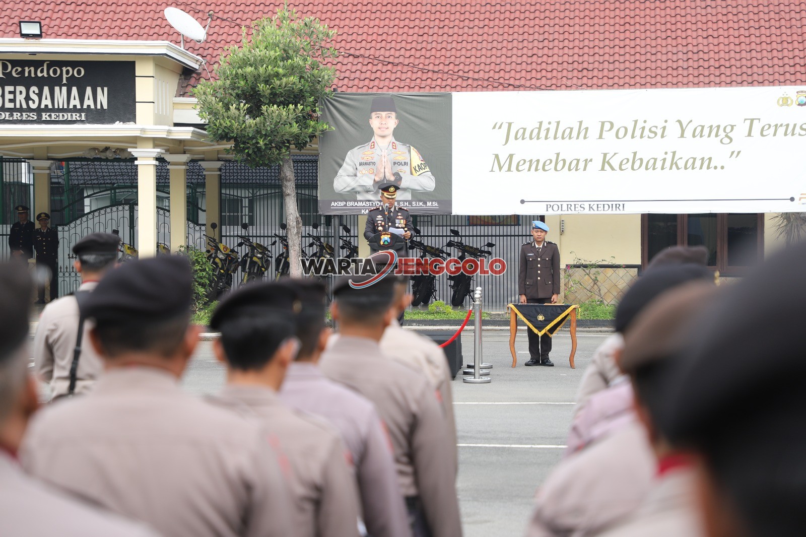 Personel Polres Kediri mengikuti upacara peringatan Hari Pahlawan dengan khidmat.