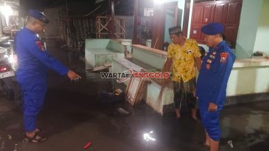 Kegiatan gotong royong antara polisi dan warga pesisir Situbondo menjaga kebersihan lingkungan.