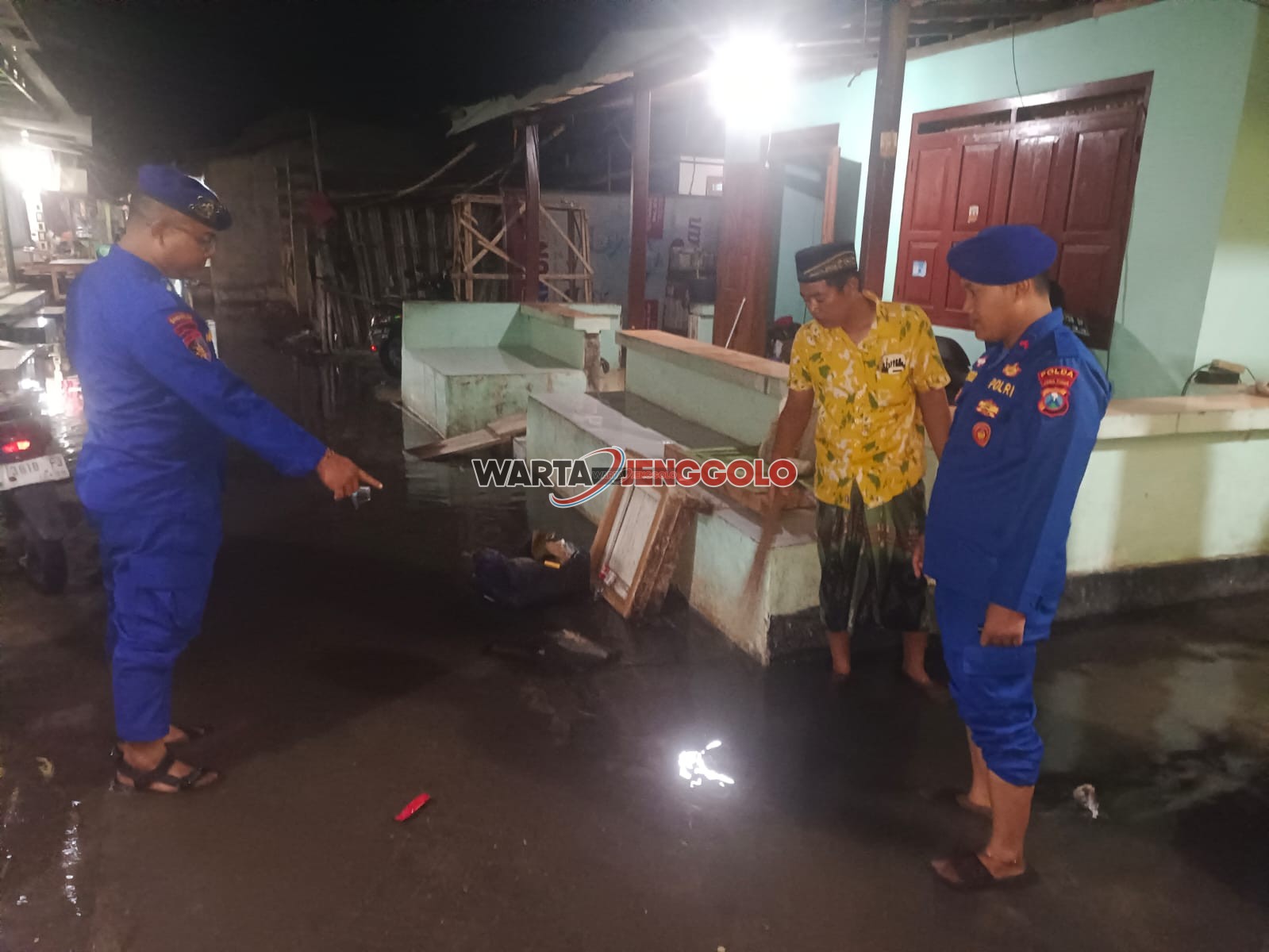 Kegiatan gotong royong antara polisi dan warga pesisir Situbondo menjaga kebersihan lingkungan.