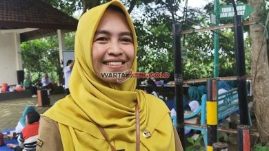 Ibu-ibu PKK Setonopande belajar menanam sayuran dengan teknik urban farming di lahan sempit.