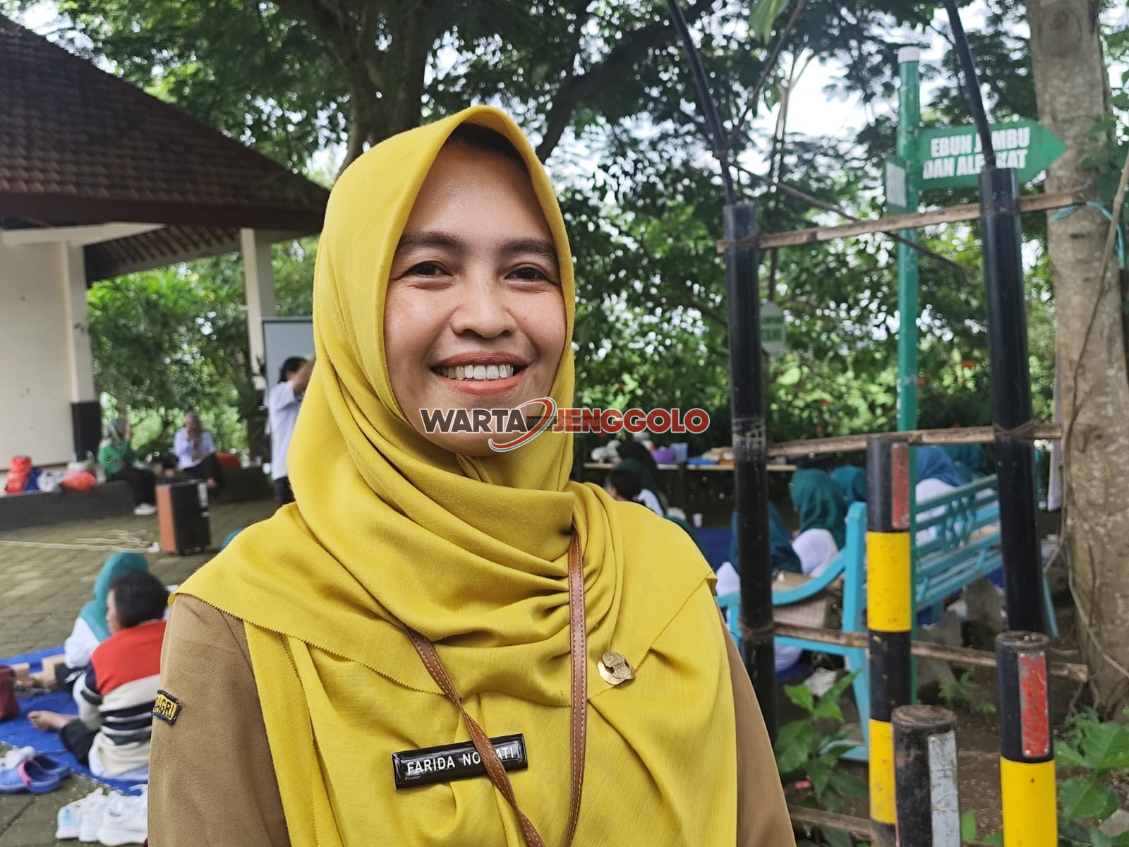 Ibu-ibu PKK Setonopande belajar menanam sayuran dengan teknik urban farming di lahan sempit.