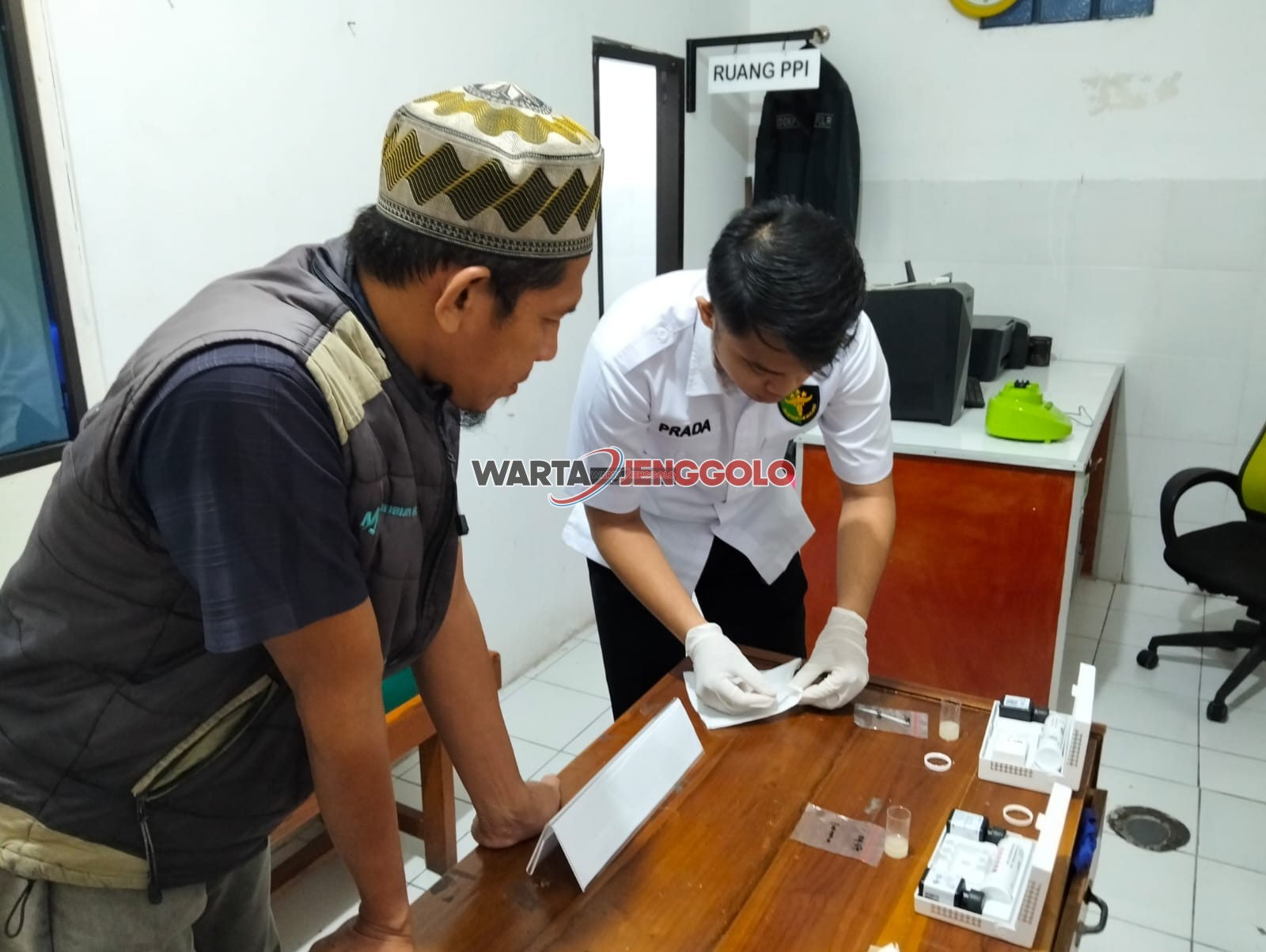 Tim Sidokkes Polres Nganjuk memeriksa sampel makanan Program MBG di Kecamatan Pace.
