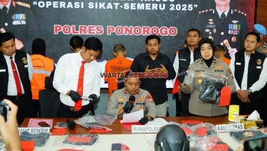 Polisi mengamankan sejumlah barang bukti dari kasus penjualan senjata api rakitan di Ponorogo.