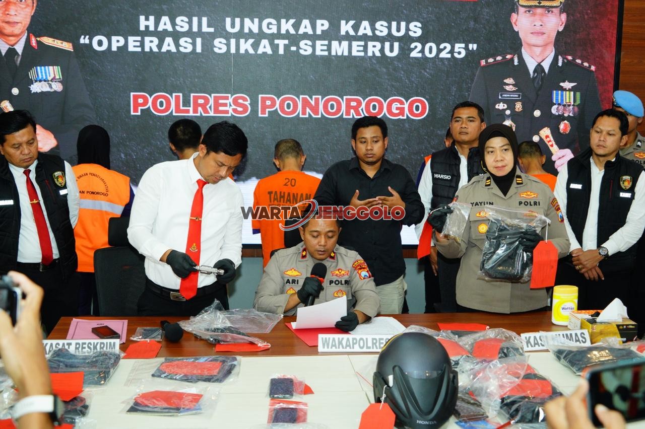 Polisi mengamankan sejumlah barang bukti dari kasus penjualan senjata api rakitan di Ponorogo.