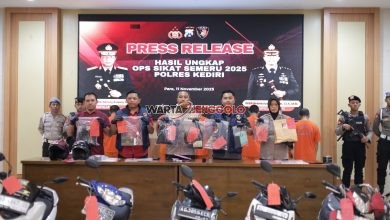 Barang bukti dan tersangka hasil Operasi Sikat Semeru 2025 di Polres Kediri.