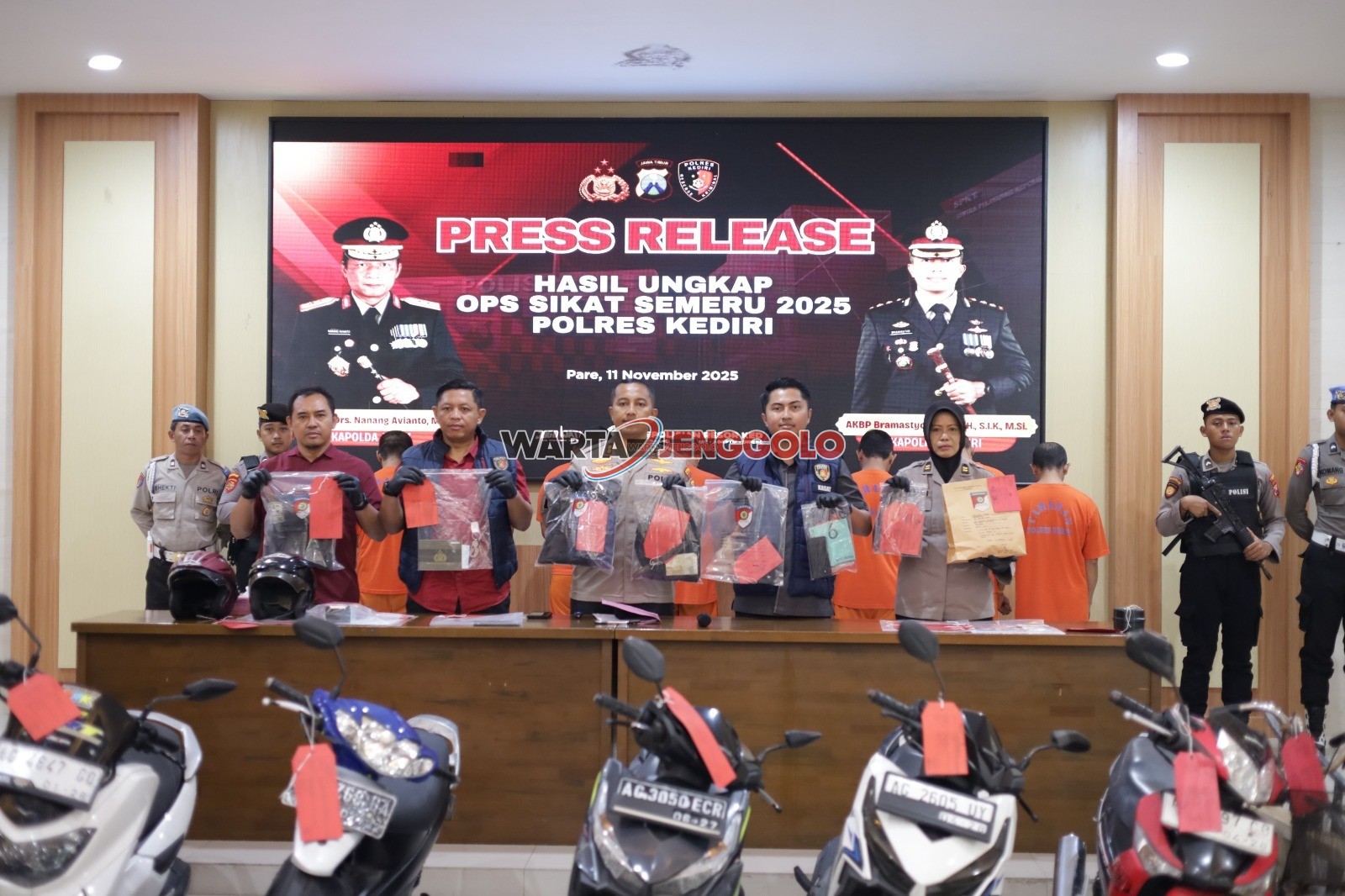 Barang bukti dan tersangka hasil Operasi Sikat Semeru 2025 di Polres Kediri.