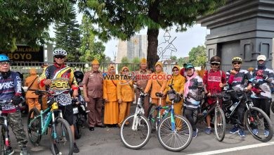 Veteran LVRI bersama peserta Gowes Ponpes Wali Barokah di Kediri.