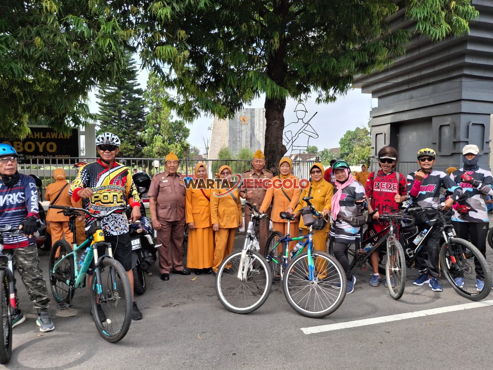 Veteran LVRI bersama peserta Gowes Ponpes Wali Barokah di Kediri.