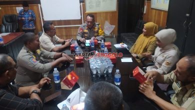 Personel Polres Kediri Kota bersiap melakukan pengamanan laga Persik vs Semen Padang.
