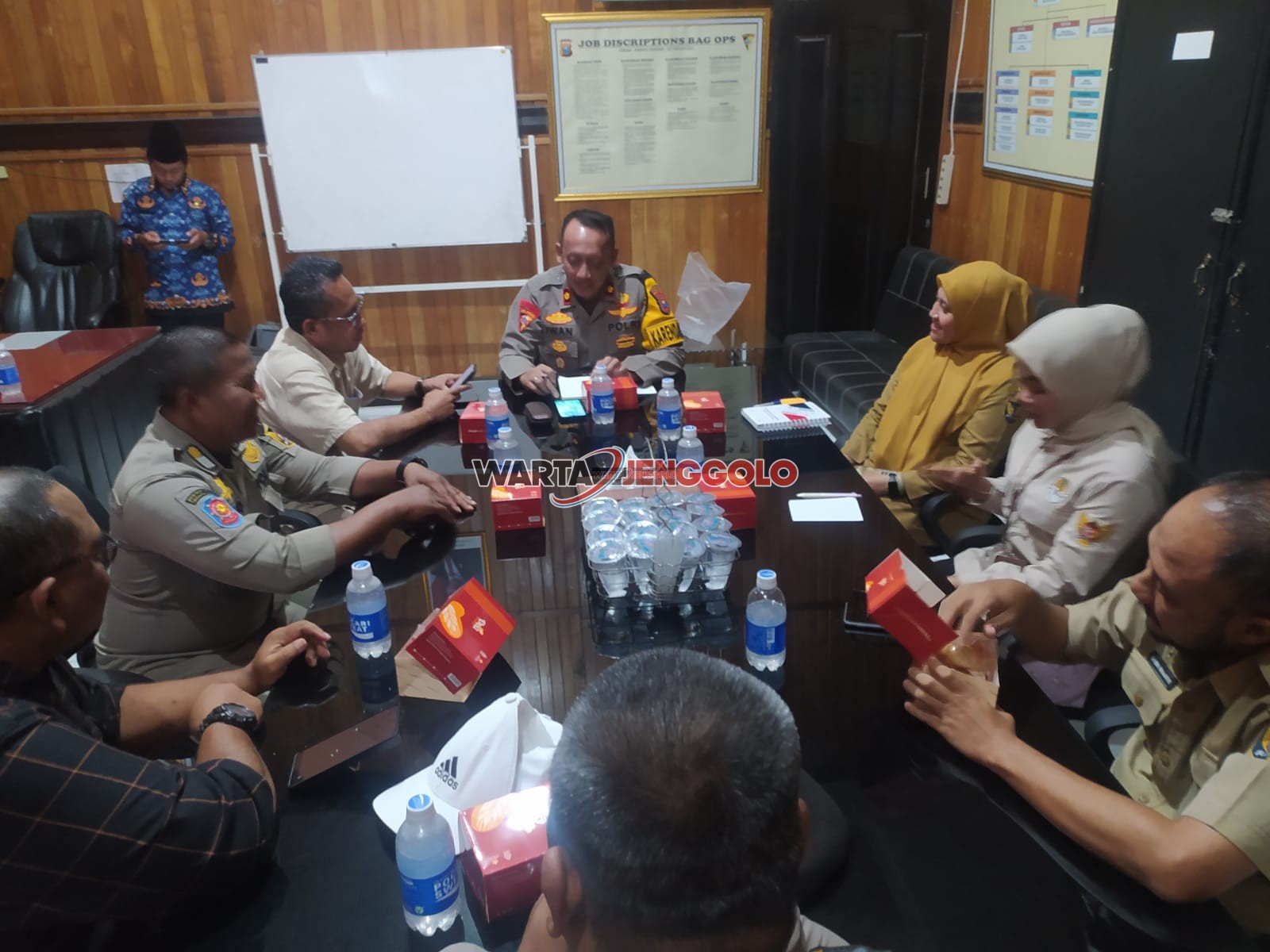 Personel Polres Kediri Kota bersiap melakukan pengamanan laga Persik vs Semen Padang.