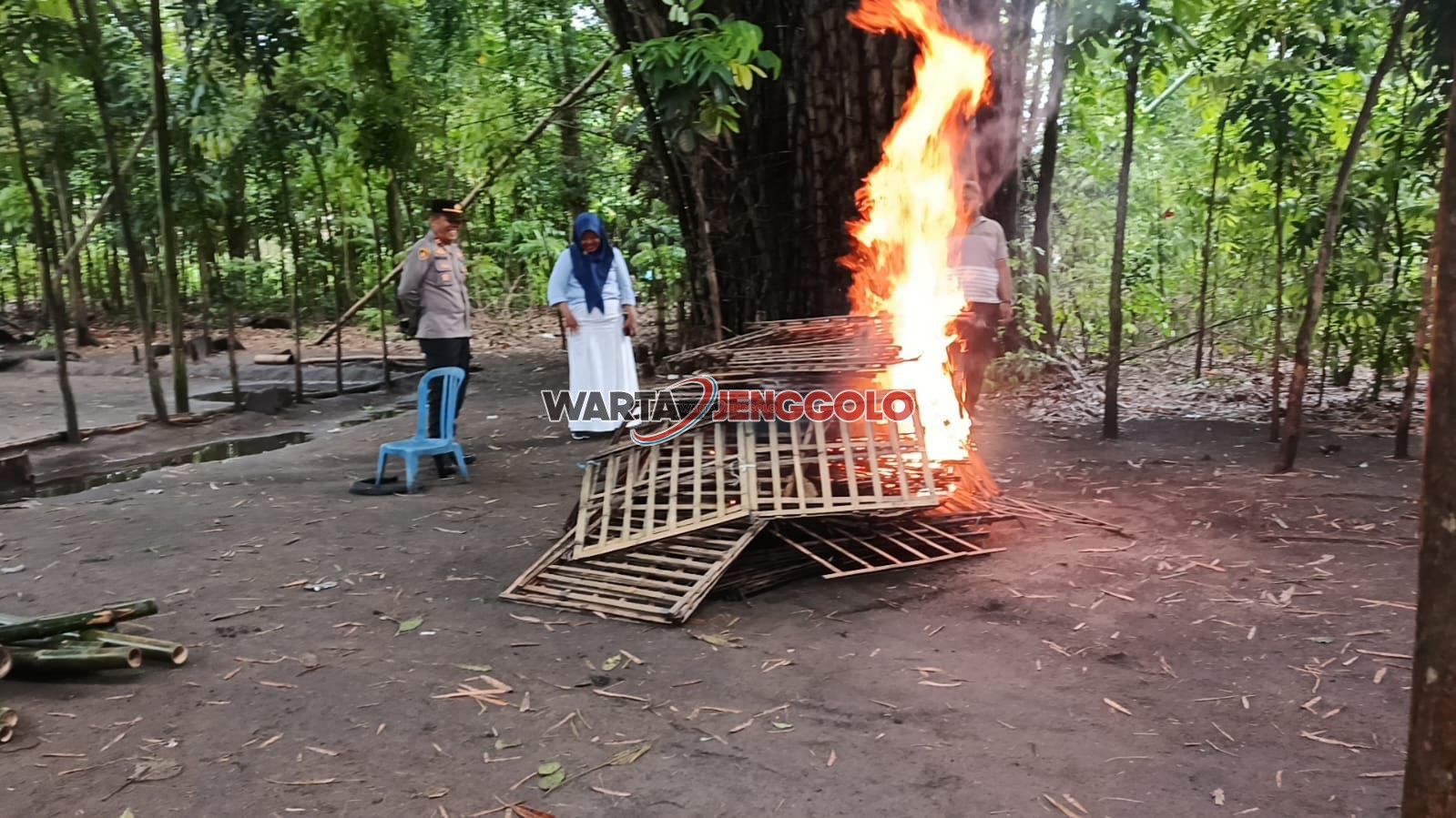 Polisi mengamankan lokasi sabung ayam ilegal di Kediri.