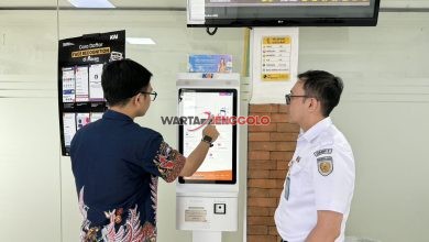 Petugas KAI Daop 7 Madiun memperkenalkan fitur Railpoint.