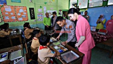 Polres Madiun menyediakan makanan sehat berupa nasi pecel kepada para pelajar.