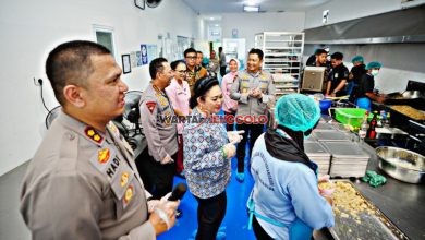 Kapolri didampingi Ketua Komisi IV DPR meninjau sarana pendidikan SPPG YKB Karanganyar.