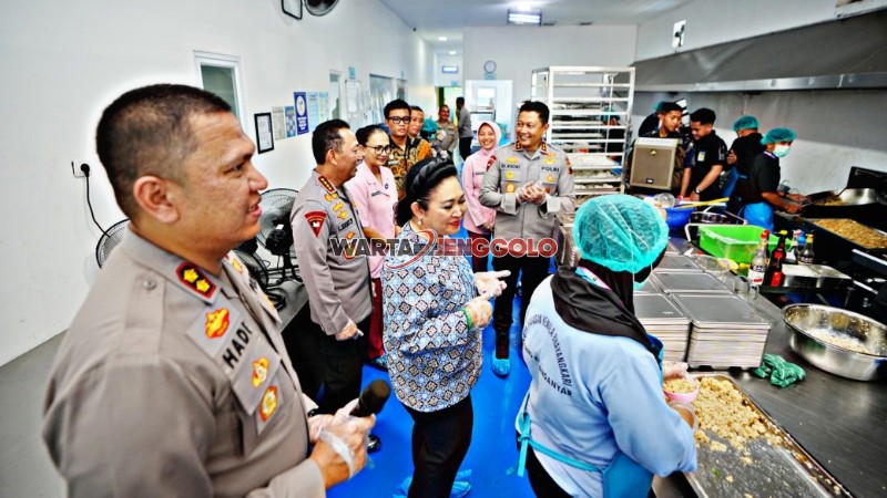 Kapolri didampingi Ketua Komisi IV DPR meninjau sarana pendidikan SPPG YKB Karanganyar.