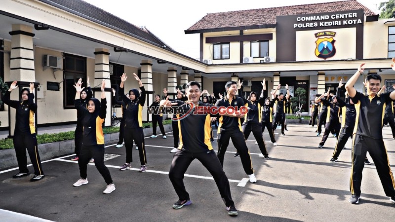 Personel Polres Kediri Kota mengikuti kegiatan olahraga bersama untuk menjaga kebugaran dan kekompakan.
