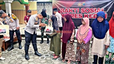 Kapolres Kediri menyerahkan bantuan kepada warga Desa Babatan.