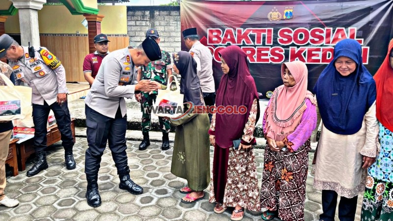 Kapolres Kediri menyerahkan bantuan kepada warga Desa Babatan.