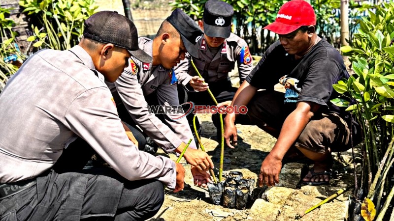 Siswa Diktukba SPN Polda Jatim menanam mangrove di kawasan pesisir sebagai upaya mencegah abrasi.