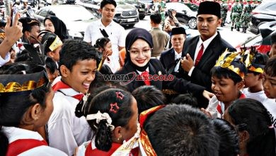 Mbak Wali bersama pelajar dan masyarakat dalam upacara peringatan Hari Pahlawan.