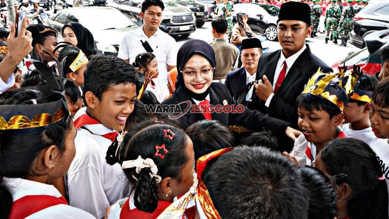 Mbak Wali bersama pelajar dan masyarakat dalam upacara peringatan Hari Pahlawan.