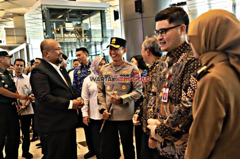 Penerbangan perdana Super Air Jet resmi mendarat di Bandara Dhoho Kediri, menandai babak baru konektivitas udara Jawa Timur. Kapolres Kediri Kota turut hadir dalam inaugural flight ceremony untuk mendukung kemajuan sektor transportasi dan pariwisata daerah.