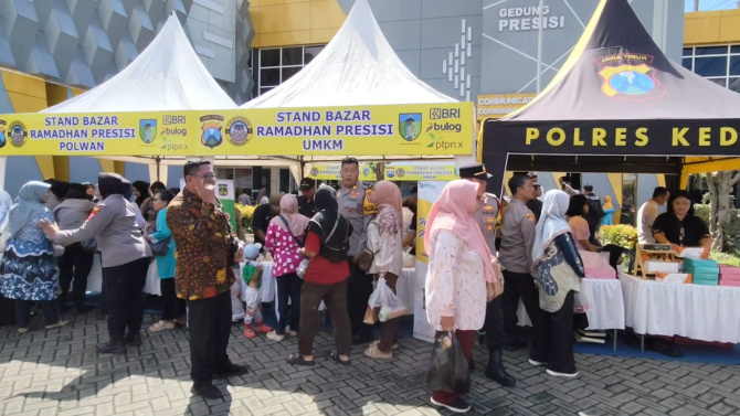 Warga menyerbu bazar Ramadan Presisi Polres Kediri membeli beras murah hingga ludes