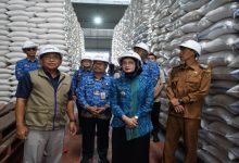 Wali Kota Kediri melakukan sidak ke gudang Bulog dan pangkalan LPG untuk memastikan stok aman
