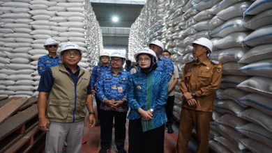 Wali Kota Kediri melakukan sidak ke gudang Bulog dan pangkalan LPG untuk memastikan stok aman
