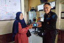 Petugas KAI Daop 7 Madiun menunjukkan barang penumpang yang diamankan melalui sistem lost and found digital