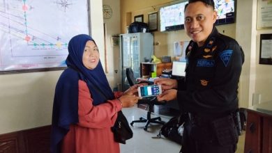 Petugas KAI Daop 7 Madiun menunjukkan barang penumpang yang diamankan melalui sistem lost and found digital