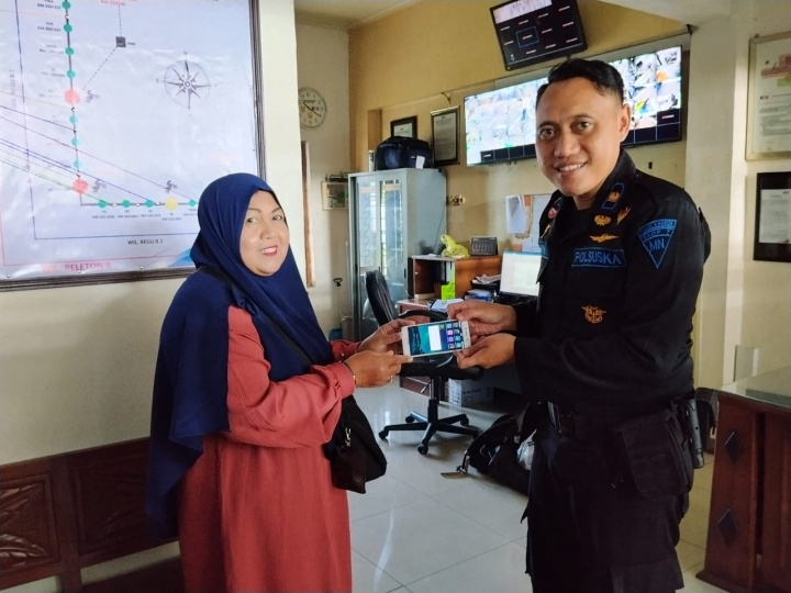 Petugas KAI Daop 7 Madiun menunjukkan barang penumpang yang diamankan melalui sistem lost and found digital
