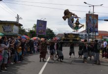 Ribuan warga menyaksikan pawai ogoh-ogoh di Caka Fest III Kediri di Monumen Tugu Garuda