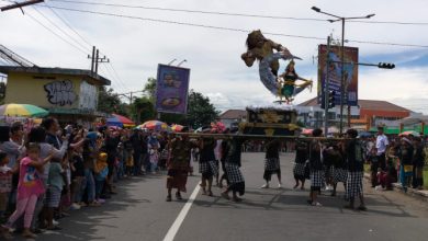 Ribuan warga menyaksikan pawai ogoh-ogoh di Caka Fest III Kediri di Monumen Tugu Garuda