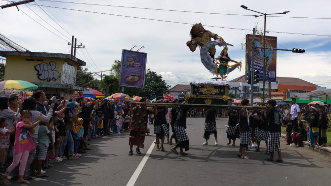 Ribuan warga menyaksikan pawai ogoh-ogoh di Caka Fest III Kediri di Monumen Tugu Garuda