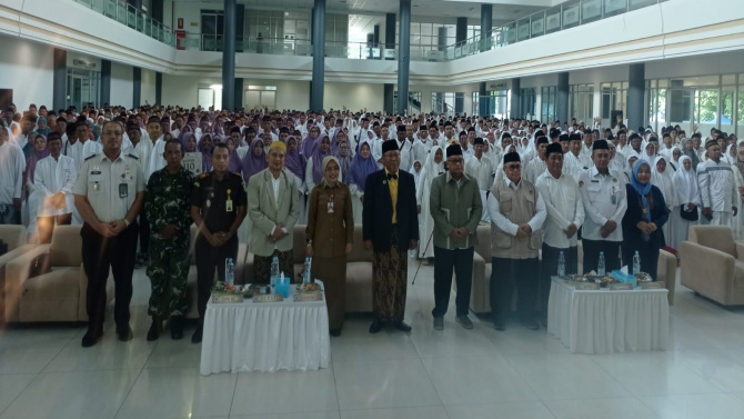 Pelepasan 1.205 calon jamaah haji Kediri oleh Mbak Dewi dengan pesan menjaga kesehatan