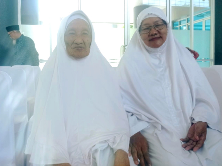 Mbah Martiyah nenek 104 tahun berangkat haji dari hasil jualan jenang dengan penuh haru